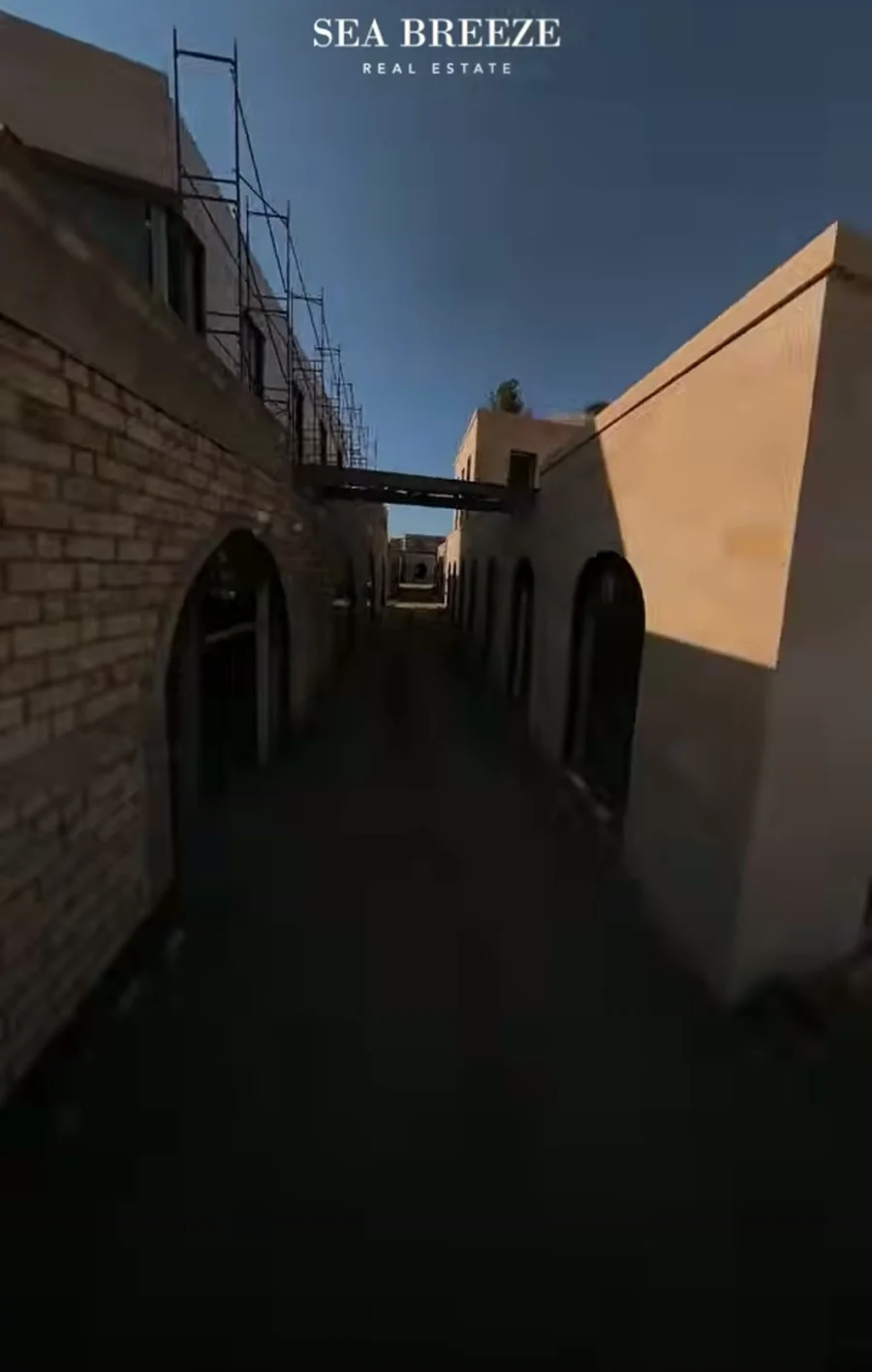 רחוב צר בין המבנים
