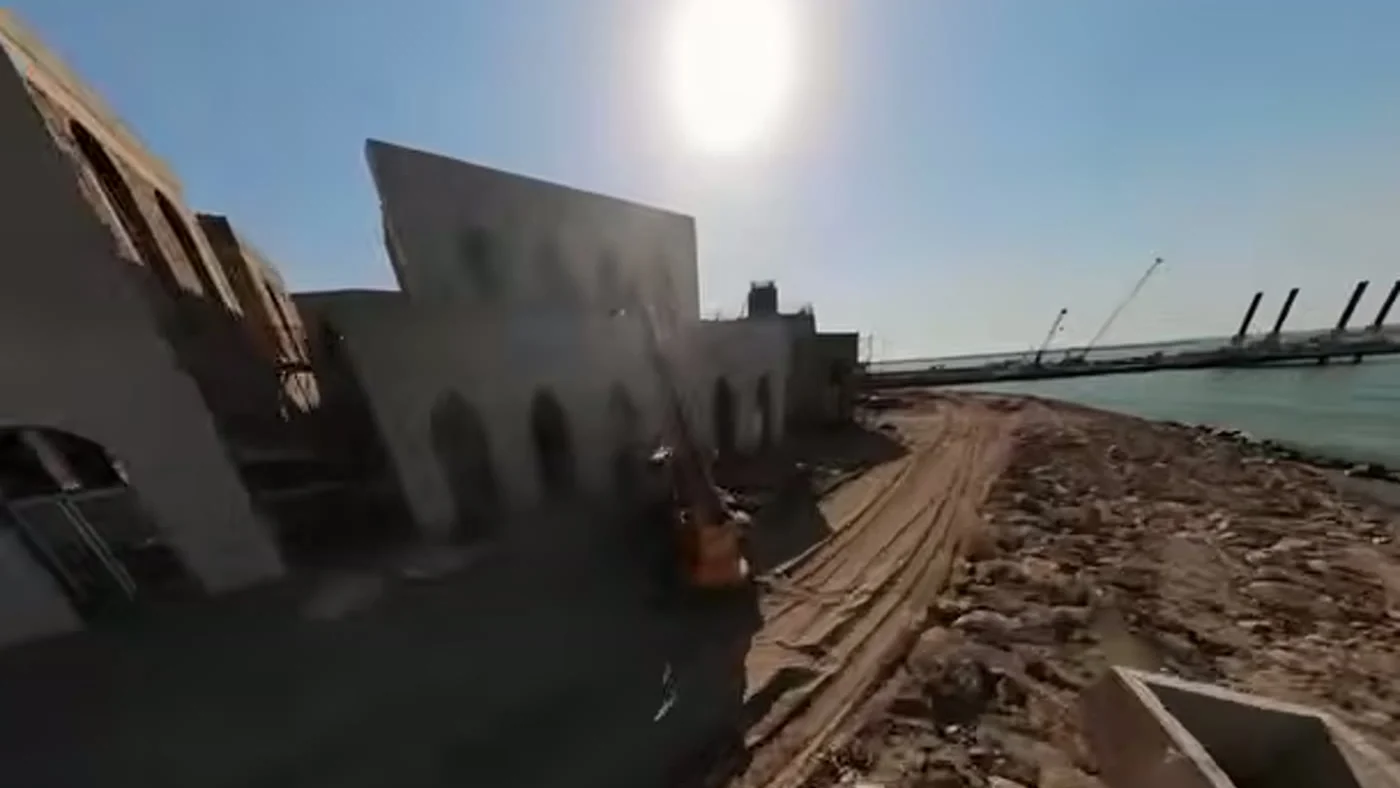 בלוקי העיירה והים מאחוריהם